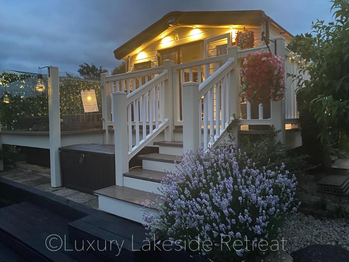 Lakeside Retreat With Hot Tub & Fishing Peg At Tattershall Lakes Country Park Hotel Exterior foto