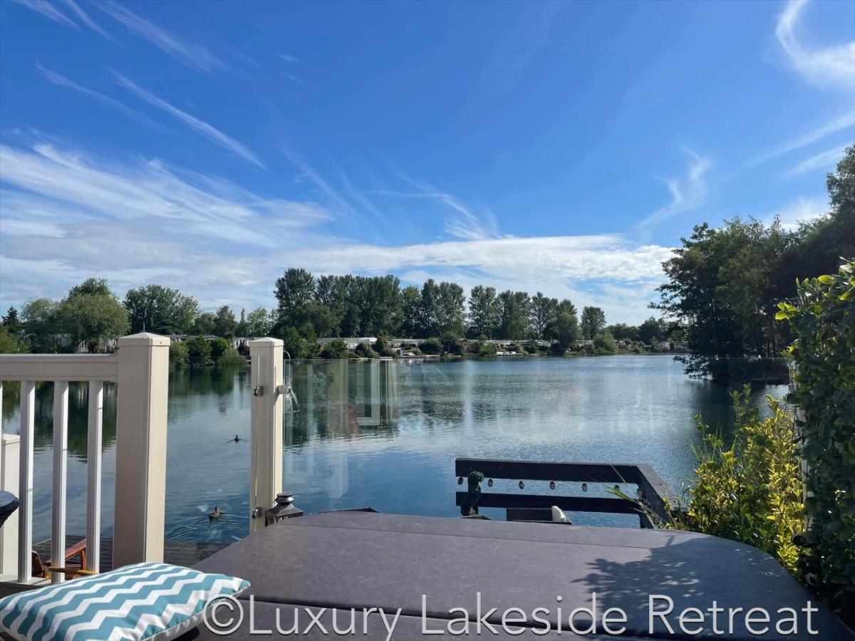 Lakeside Retreat With Hot Tub & Fishing Peg At Tattershall Lakes Country Park Hotel Exterior foto